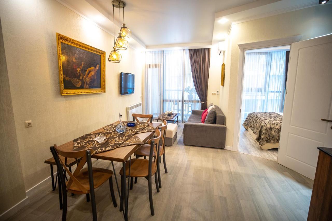 Ramada Skytower Apartment Batumi Bagian luar foto